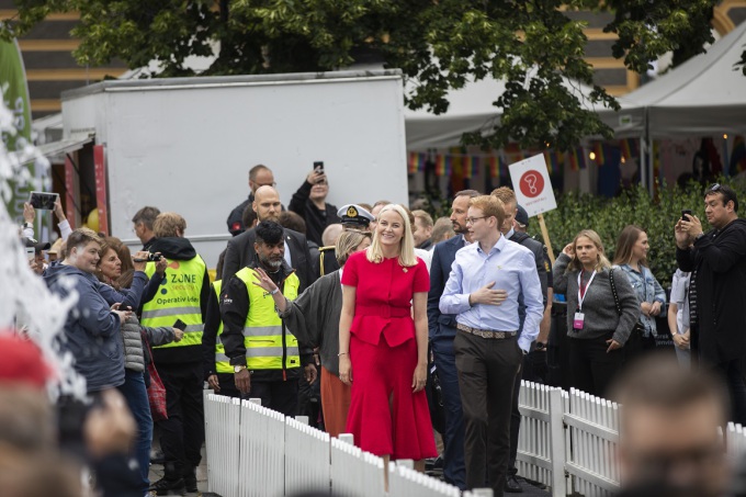 Kronprinsessen vises rundt på området av festivalsjef Fredrik Dreyer. Foto: Ola Vatn, NTB Scanpix